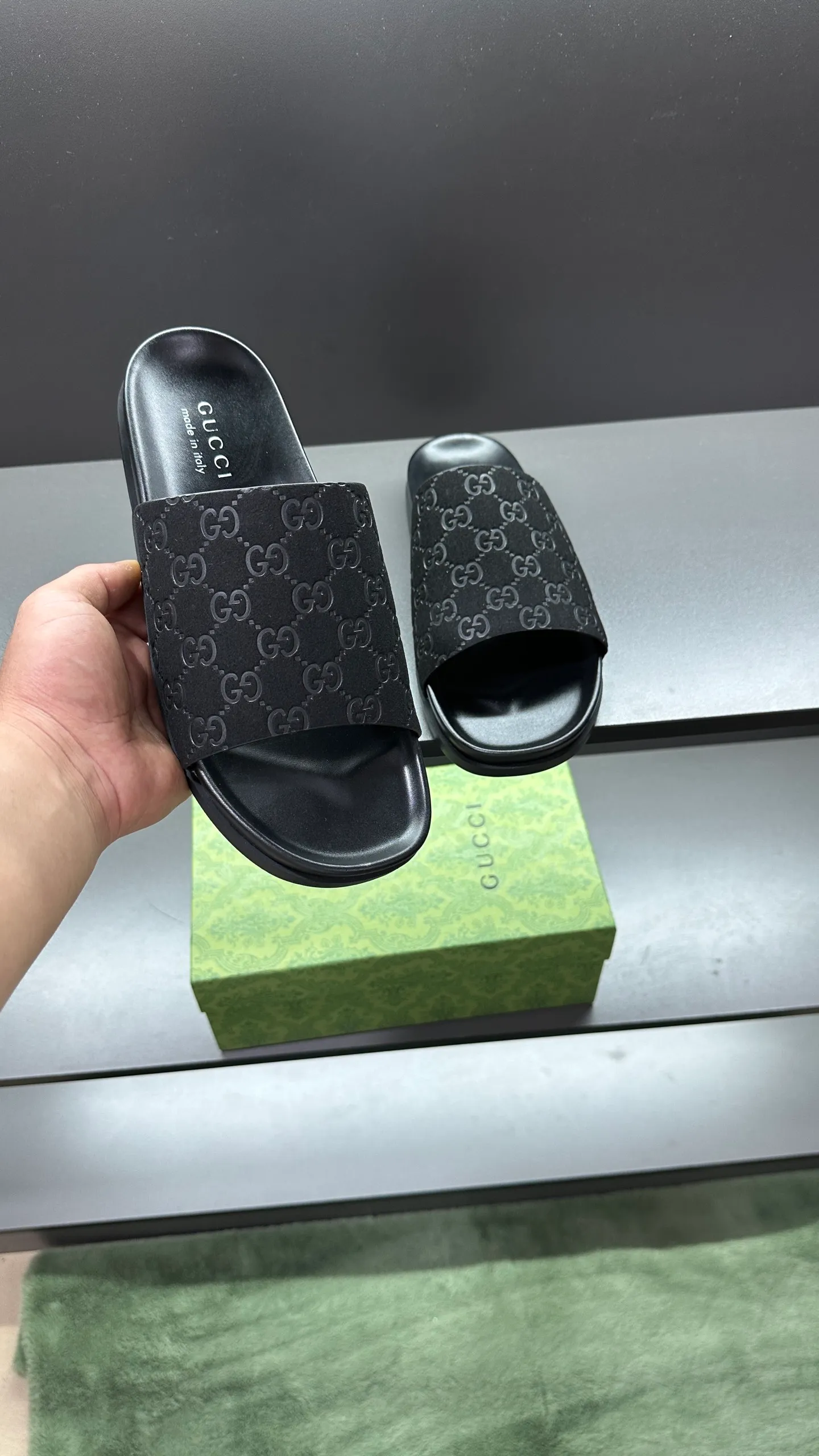 [G Home New Style] P: 300💰Men's size 39~45, (46. Customized) This slipper is made of GG polyester fiber and is decorated with a Gucci label on the front, which adds a striking logo feel to the style. "Gucci Made in Italy" stamped label Rubber sole Flat Made in Italy
